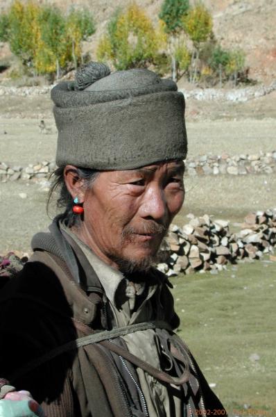 CHTN1807.jpg - Tibet: Nomad between Shigatse and Lhatse