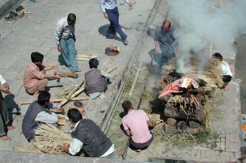 CHTN1924.jpg - Nepal: Kathmandu: Cremation Pashupatinath