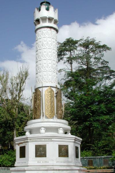 DSCN2140.jpg - Malaysia: Kuching: Heroes Monument at Sarawak Museum