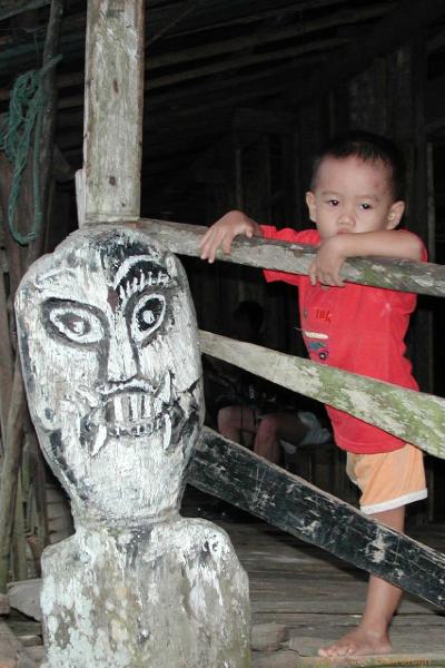 DSCN2276.jpg - Malaysia: Longhouse in jungle: Little Headhunter