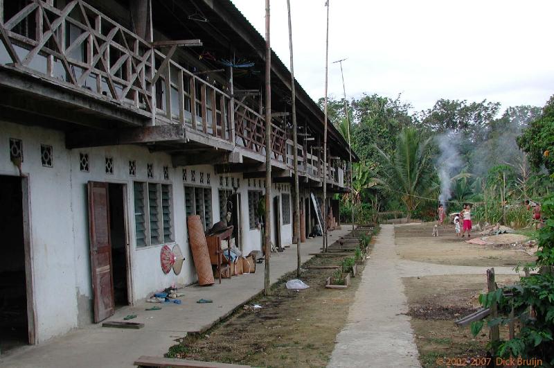 DSCN2327.jpg - Malaysia: Longhouse in jungle: Longhouse