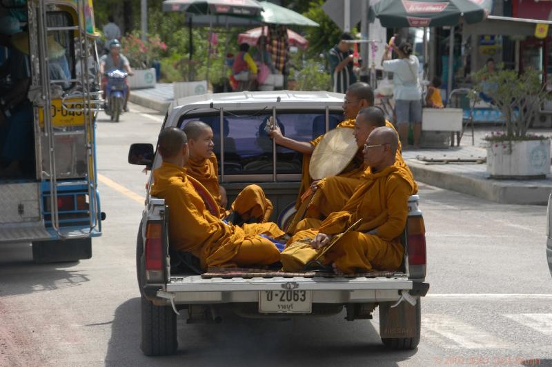 DSC_0546.jpg - Thailand:Damnoen Saduak:monks